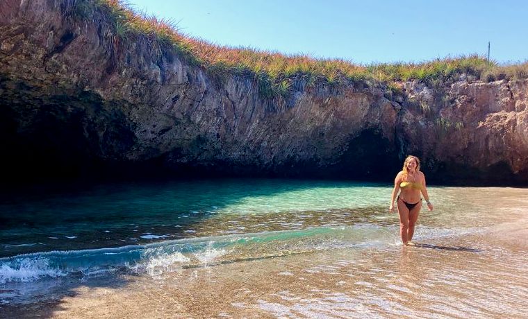 mulher na praia escondida das ilhas Marietas no México
