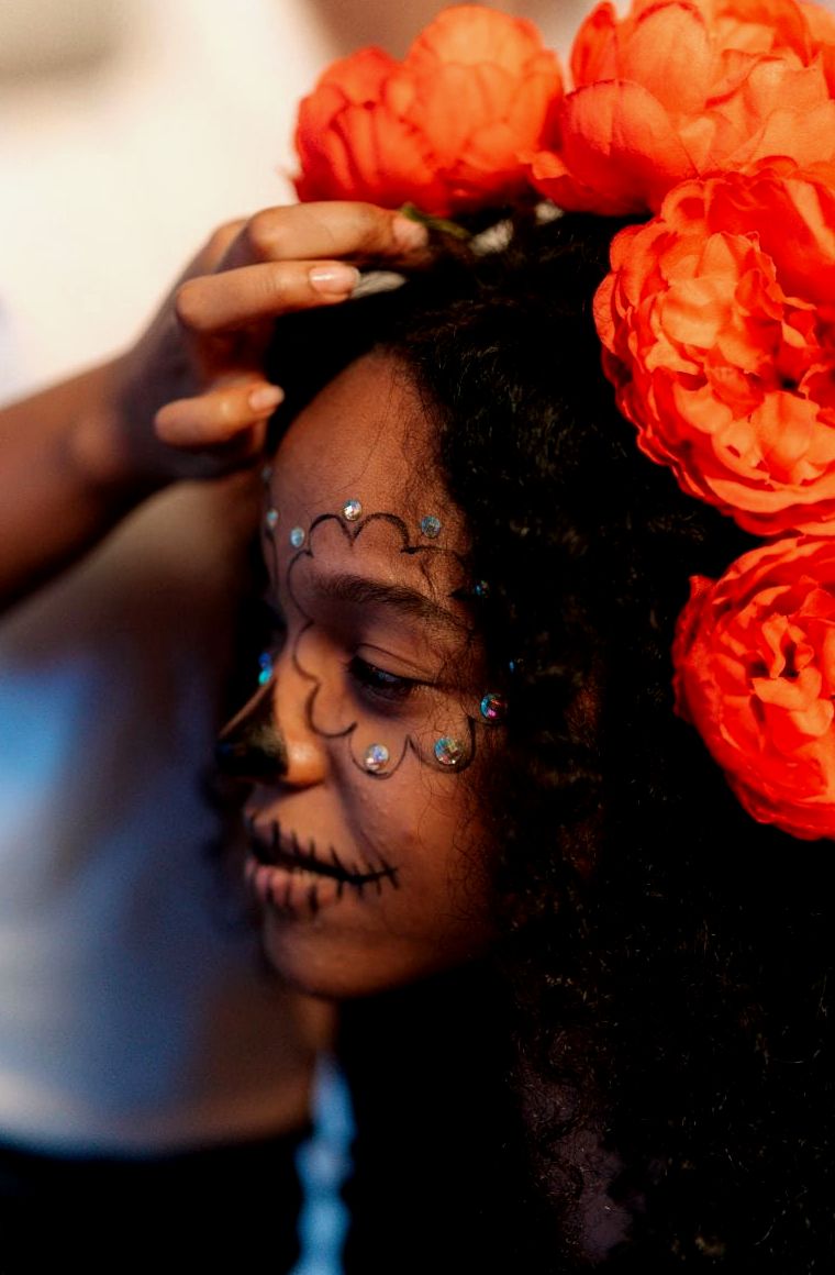 Mulher pintando o rosto como La Catrina para o dia dos mortos na Cidade do México