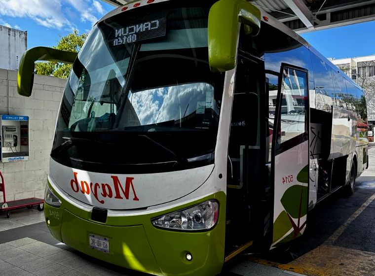 Ônibus Mayab verde e branco no México