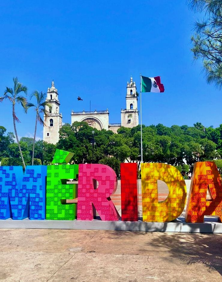 placa colorida que diz MERIDA, uma das cidades mais seguras do México
