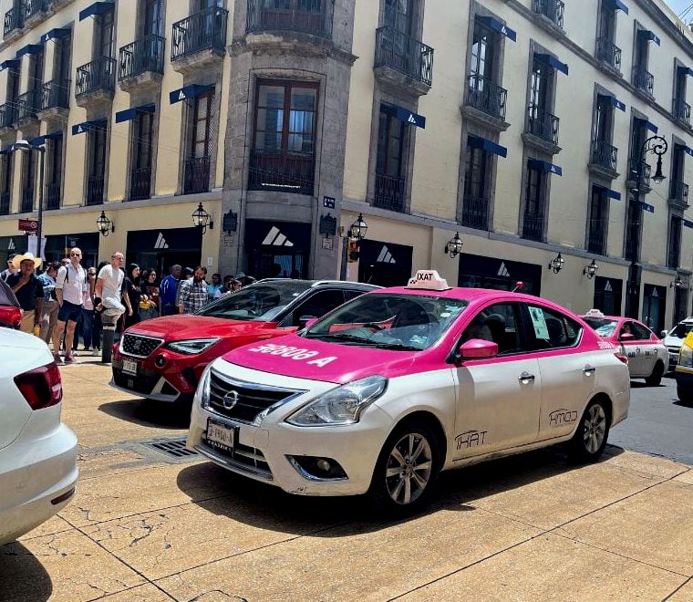 táxi rosa e branco da cidade do México