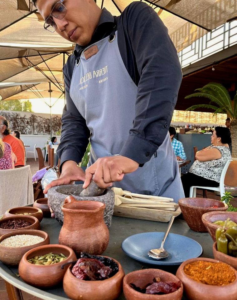 chef de mesa fazendo um dos melhores passeios gastronômicos em Puerto Vallarta, México