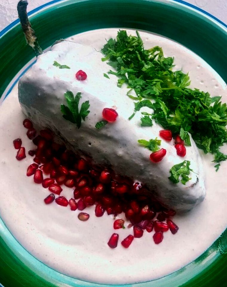 prato vermelho branco e verde chamado chile en nogada, o prato nacional do México
