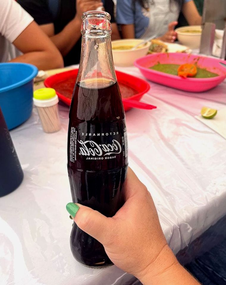 coca-cola mexicana em garrafa de vidro