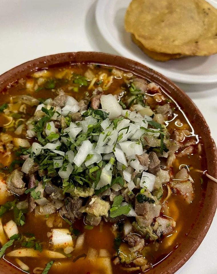 tigela de sopa mexicana pozole