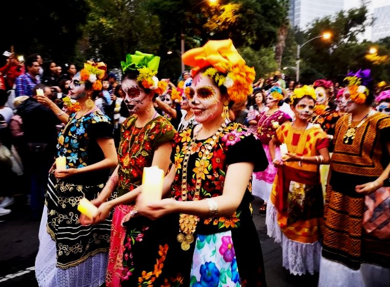 Mulheres vestidas como La Catrina para o desfile do Dia dos Mortos na Cidade do México