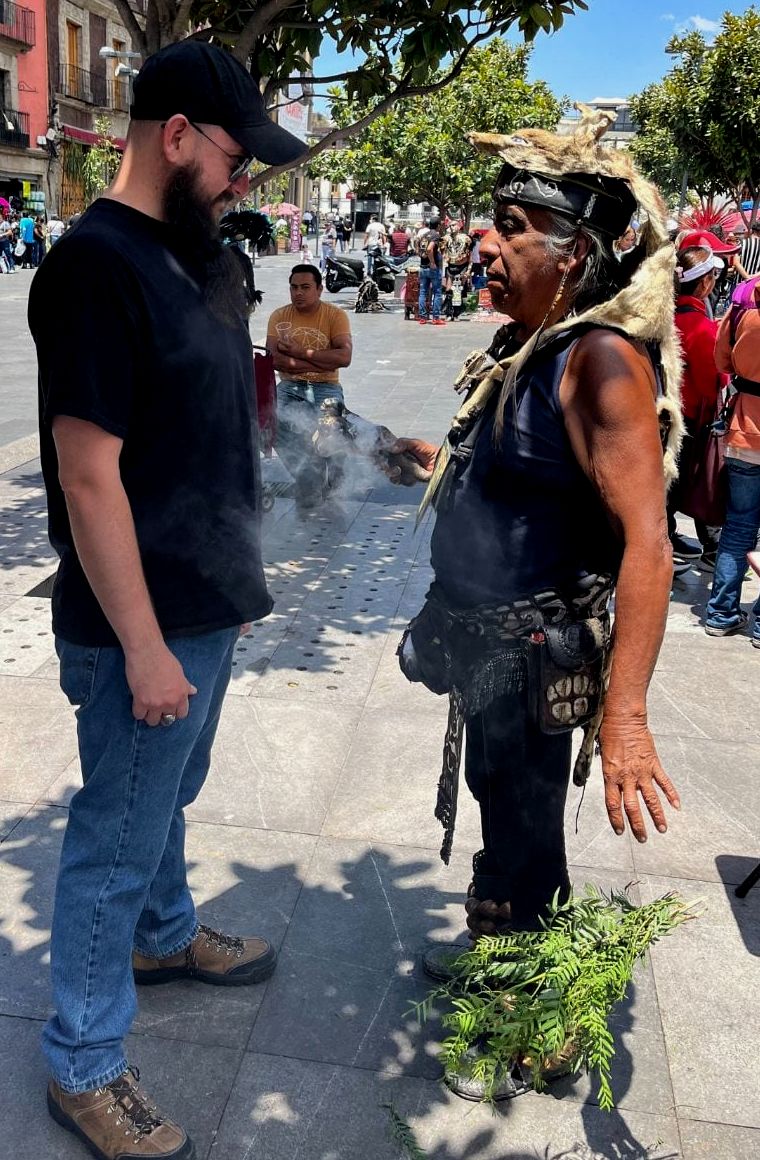homem recebendo bênção asteca na cidade do México (limpia)