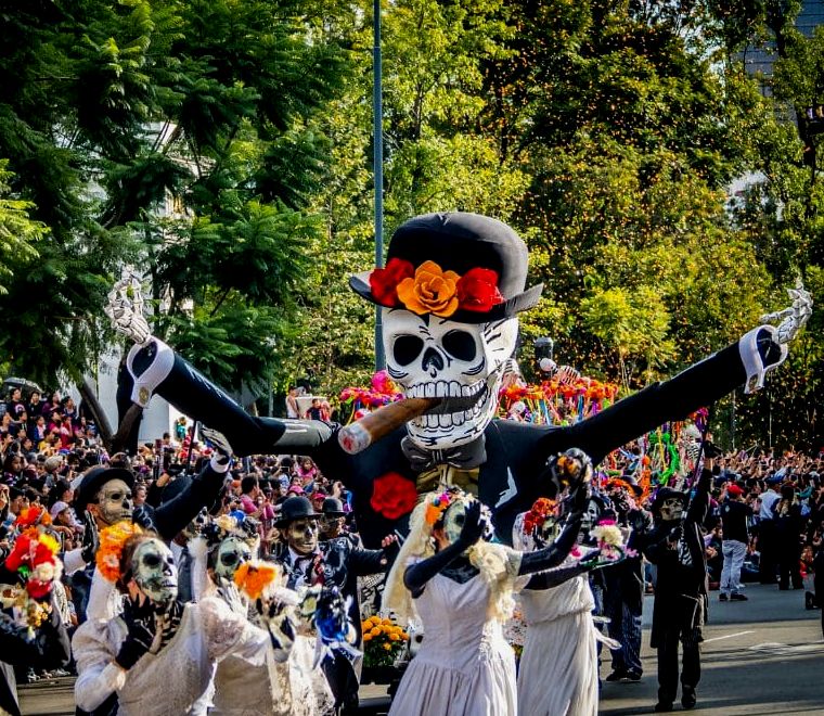 desfile do dia dos mortos na cidade do méxico