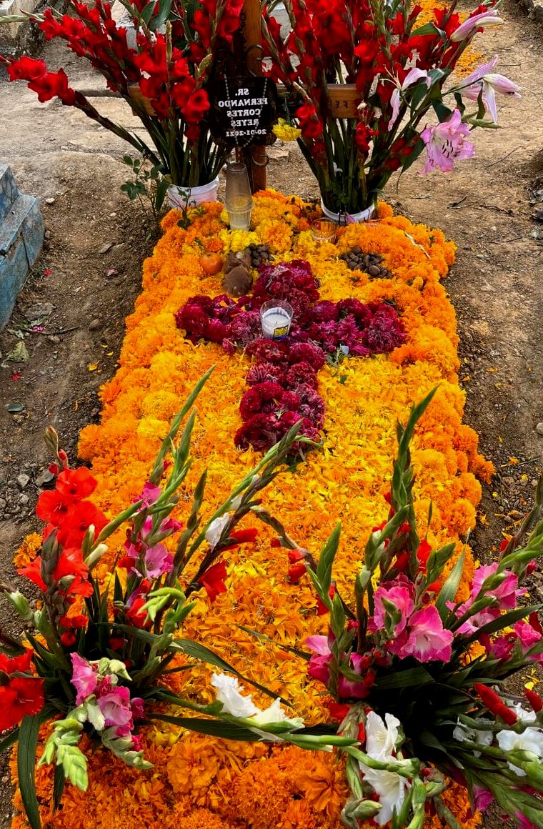 flores de calêndula no túmulo no cemitério decorado para o dia dos mortos no México