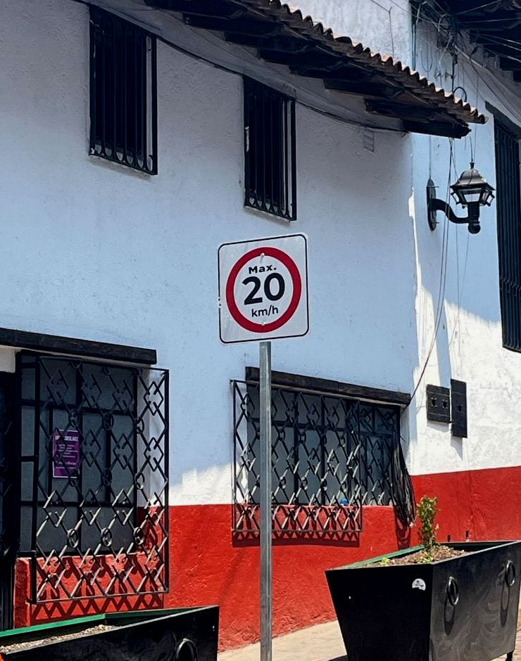 Sinal de limite de velocidade no México em km/h
