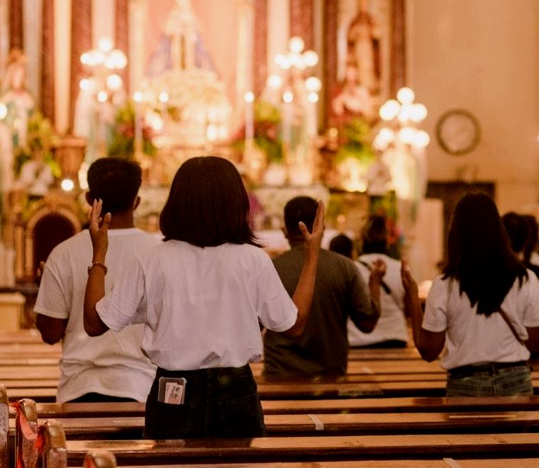 pessoas na missa católica de natal |  férias de inverno no México