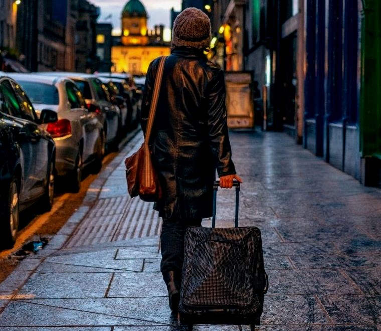 mulher andando na rua com bagagem |  férias de inverno no México