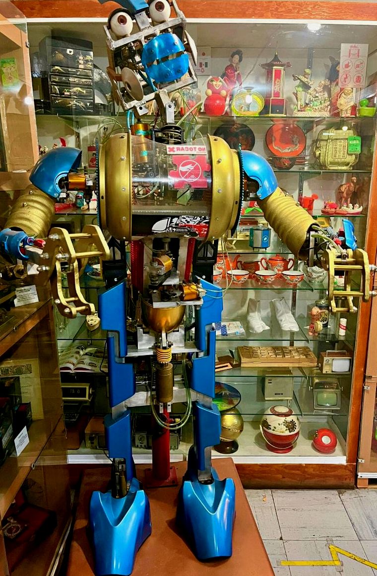 robô em tamanho real no Museu de Brinquedos Antigos da Cidade do México