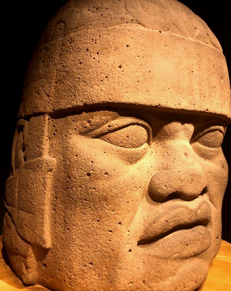 estátua de cabeça olmeca no Museu Nacional de Antropologia da Cidade do México