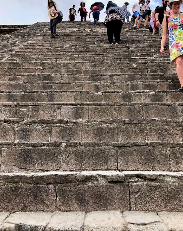 pessoas escalando as pirâmides de Teotihuacán