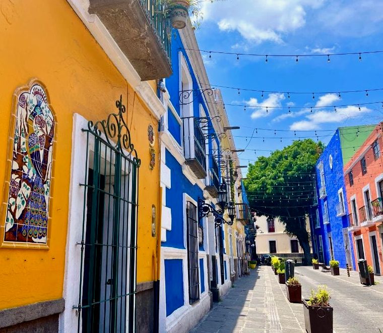 rua colorida em puebla México chamada callejon de los sapos