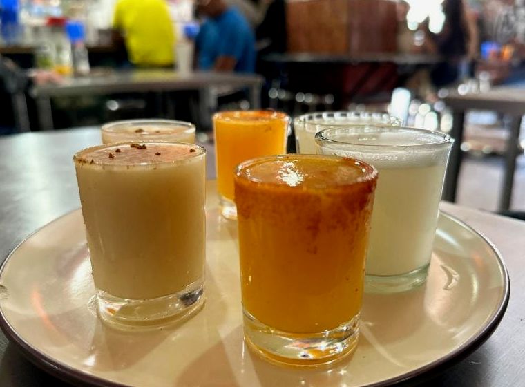 xícaras de bebida mexicana pulque