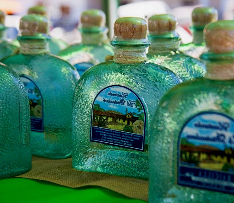 licor raicilla em garrafas, uma das melhores bebidas do México