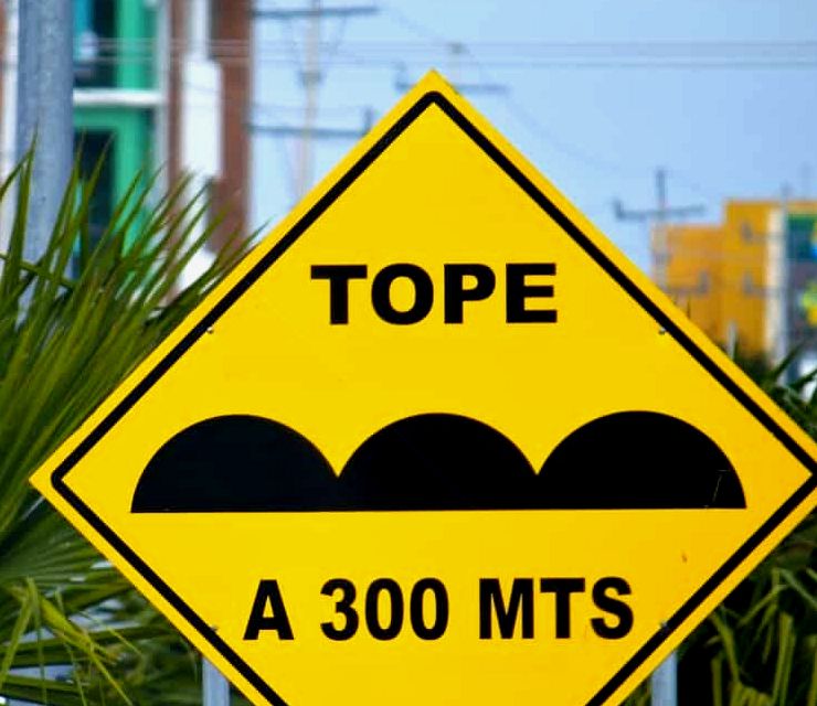 placa de rua amarela no México para um 'tope' que significa lombada |  alugar um carro no México |  Cancún para Tulum