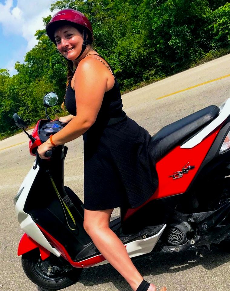 mulher em uma motocicleta vermelha em cozumel, méxico
