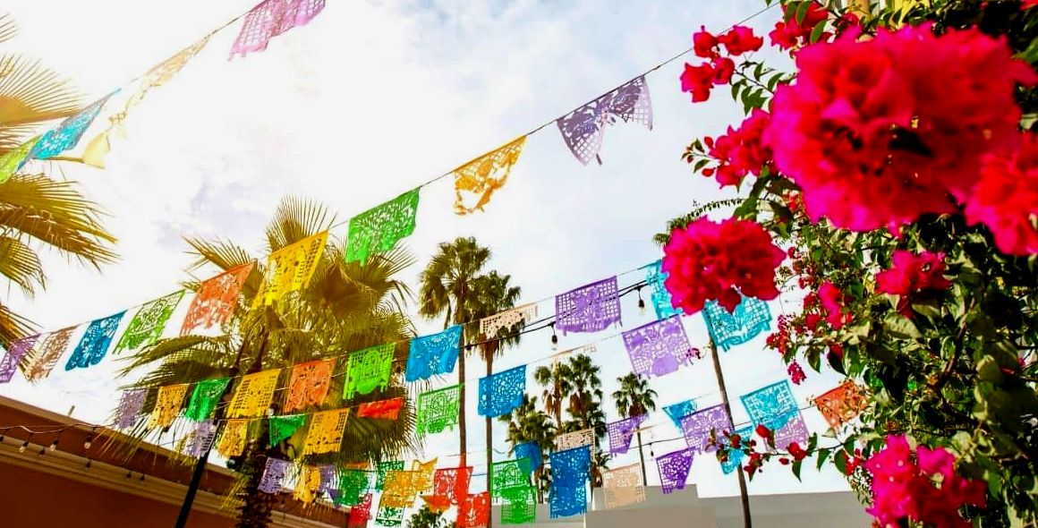 bandeiras de papel coloridas e flores cor de rosa em uma das cidades mais seguras do México