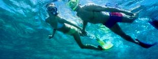 casal mergulhando com snorkel no México