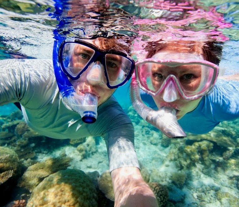 casal mergulhando com snorkel no México