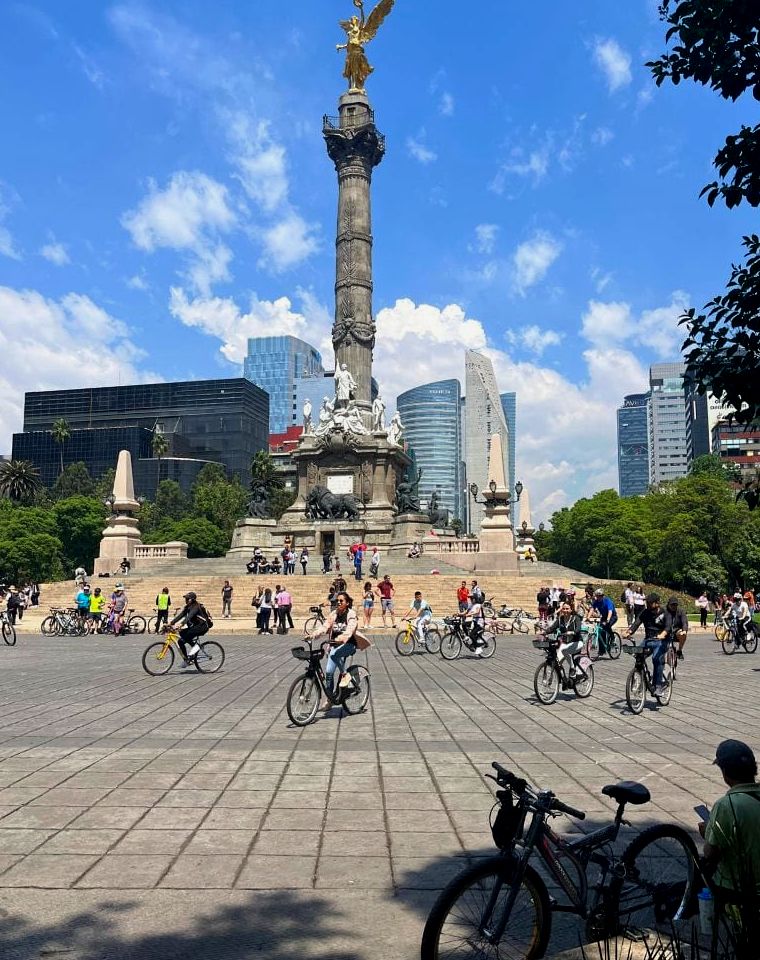 pessoas fazendo passeio de bicicleta aos domingos na cidade do México