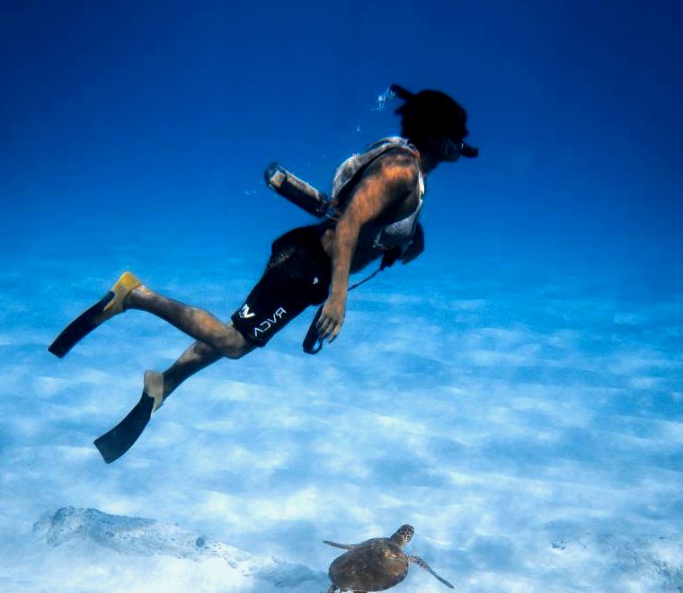 homem nadando com tartarugas em Akumal