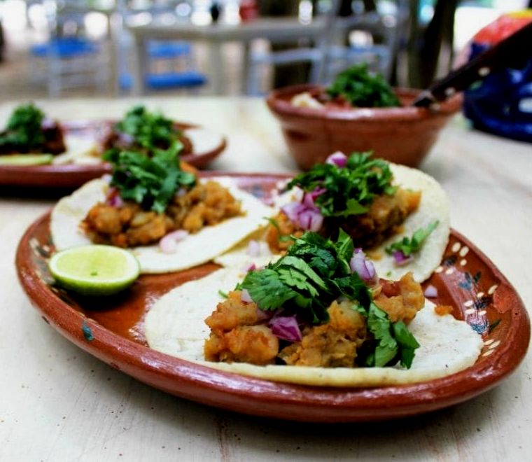 três autênticos tacos da Cidade do México em um prato