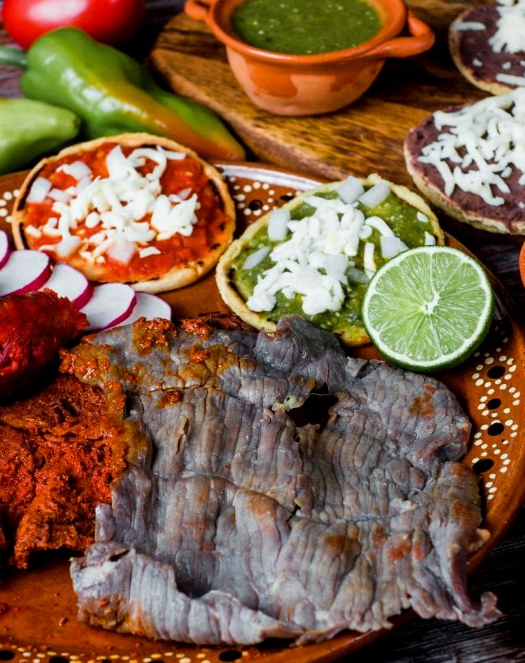 prato de carne tasajo e outras comidas mexicanas