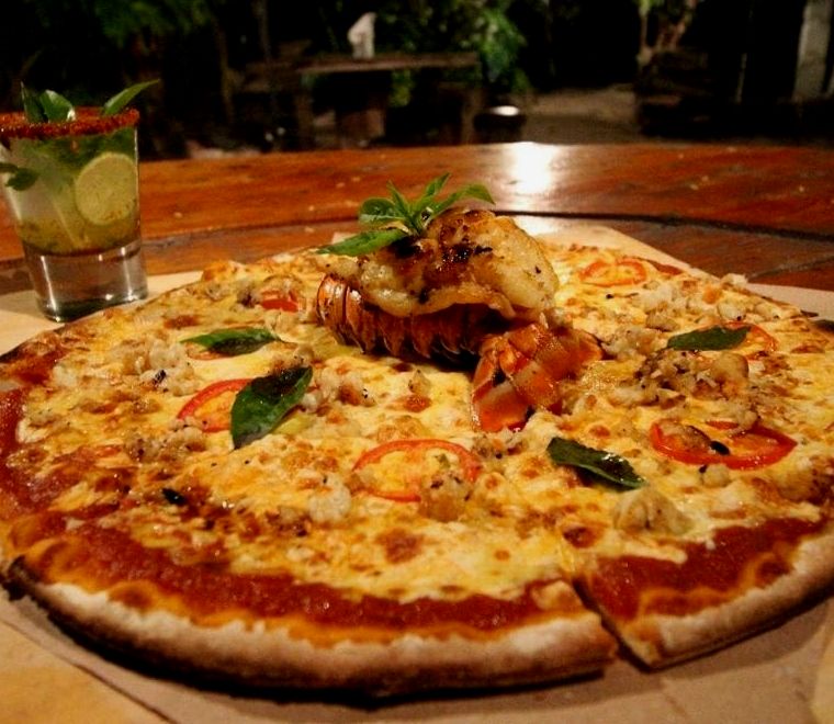 pizza de lagosta na ilha holbox, México, no restaurante Roots
