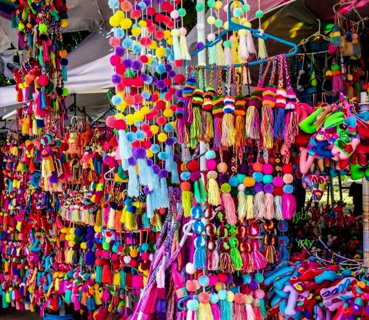 pompons coloridos e arte popular mexicana em um tour de degustação de tequila no mercado |  coisas para fazer em Sayulita México