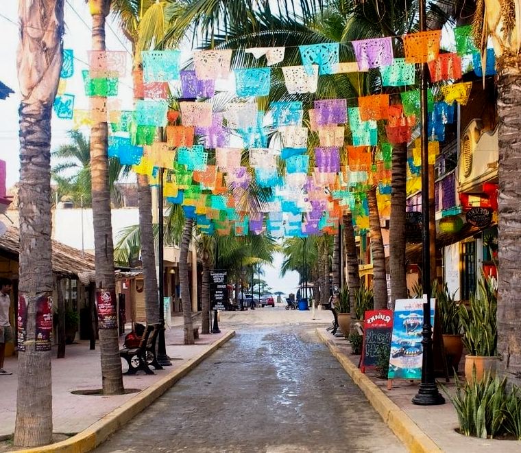 Rua com bandeiras coloridas em Sayulita México |  Rua do Tapa |  Rua Delfines
