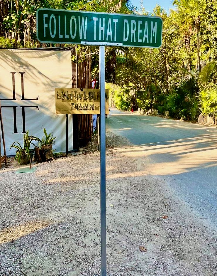 placa de rua em Tulum México que diz Siga esse sonho