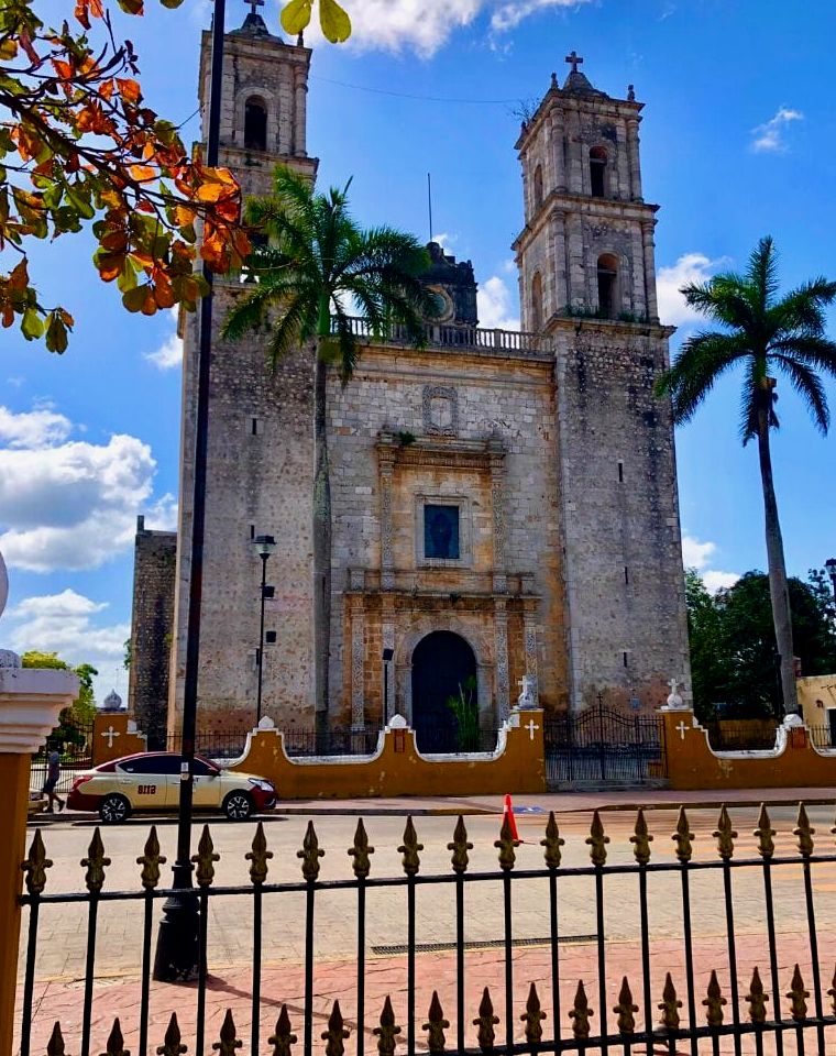 igreja colonial em valladolid méxico