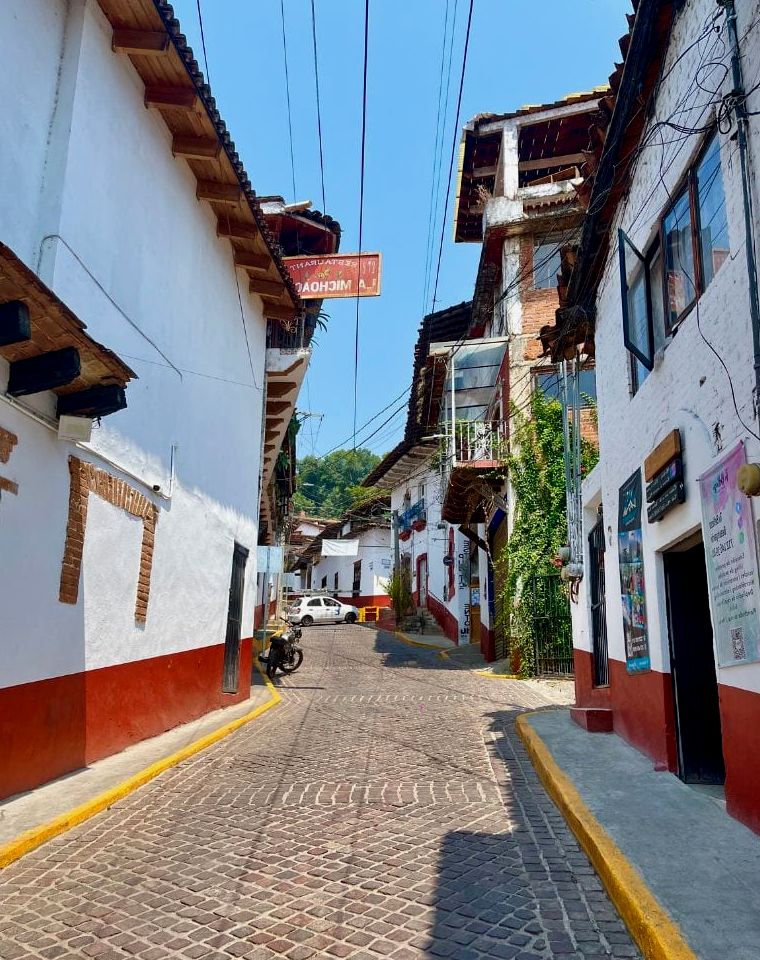 rua colonial em valle de bravo pueblo magico méxico