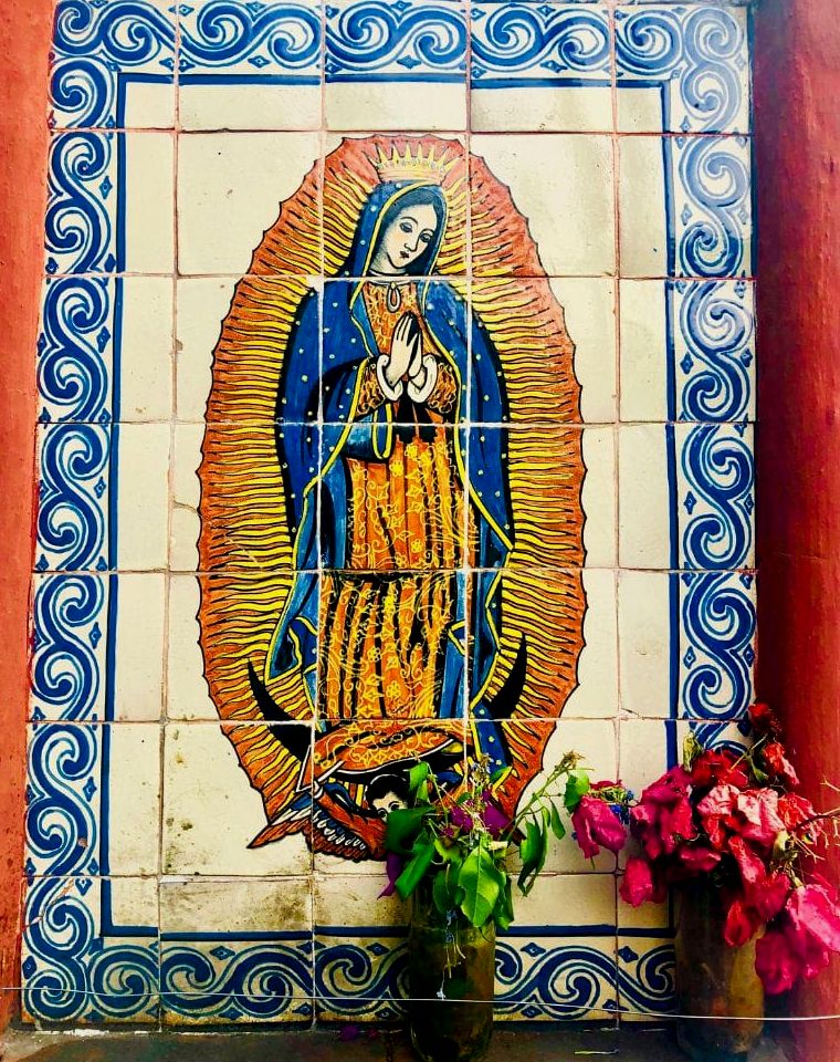 escultura em azulejo da Virgem Maria no México