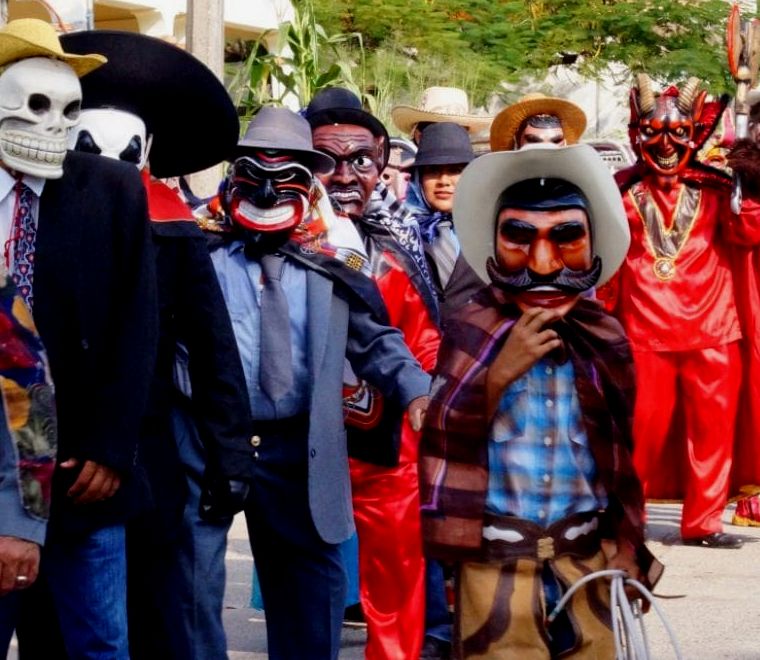 homens em fila usando máscaras e fantasias para o Festival Xantolo em San Luis Potosi, México (Dia dos Mortos)