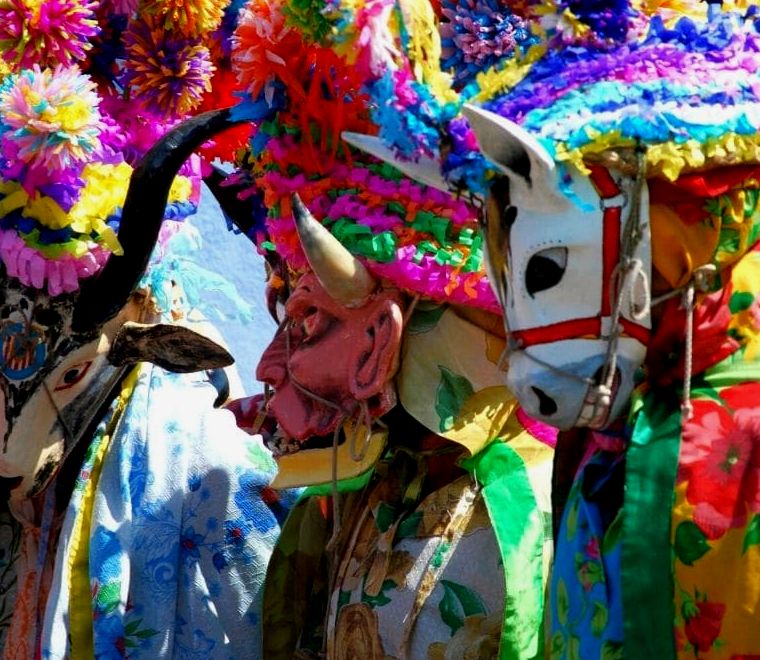 pessoas usando máscaras coloridas em um desfile no México, veracruz México pueblos magicos