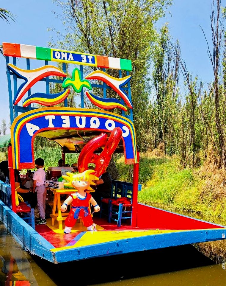 barco colorido em xochimilco cidade do méxico