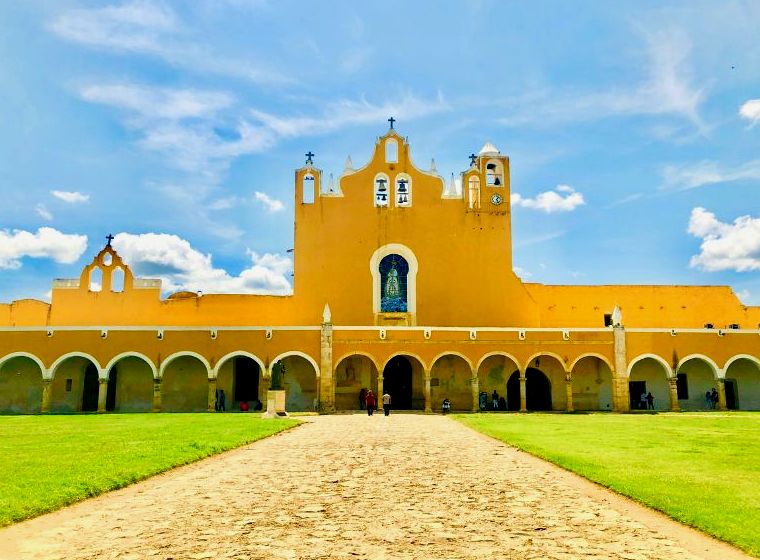 igreja colonial amarela em izamal México